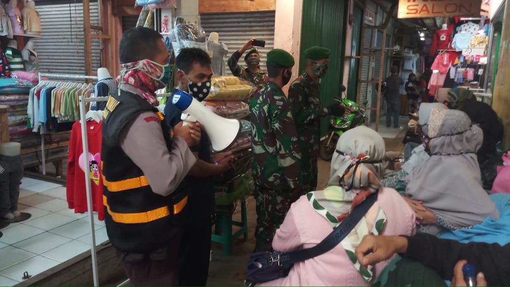 Gabungan Personil TNI-Polri Edukasi dan pengamanan Fase New Normal